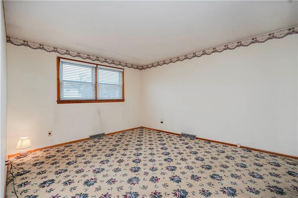 Empty room, Interior