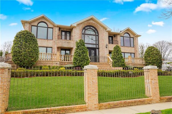 Backyard, Exterior, Facade, Brick Facade, Brick Traditional