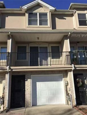 Attached, Exterior, Facade, Rowhouse