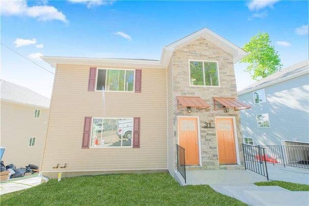 Exterior, Facade, Rowhouse