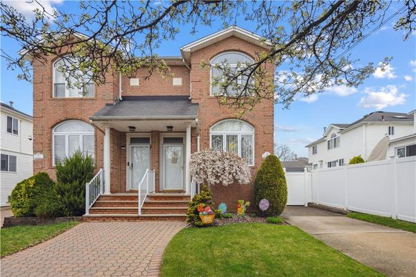 Exterior, Facade, Brick Facade, Rowhouse
