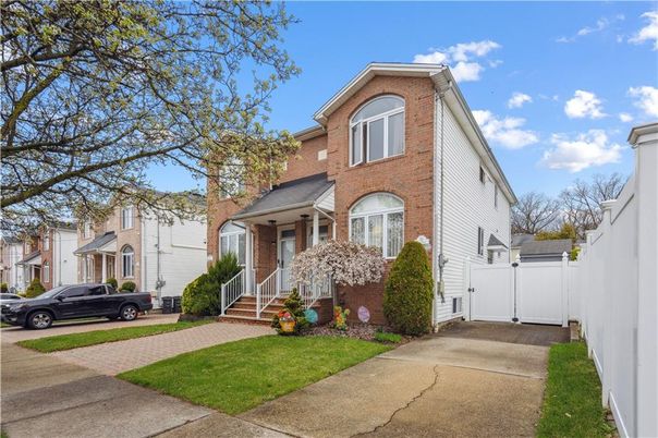 Exterior, Facade, Brick Facade, Rowhouse