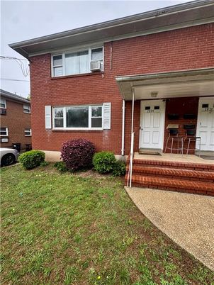Exterior, Facade, Brick Facade, Raised Ranch