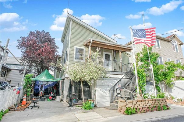 Exterior, Facade, Queen Anne Victorian