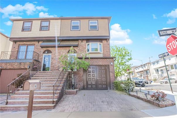 Exterior, Facade, Brick Facade, Rowhouse
