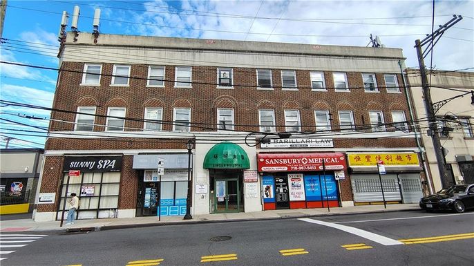 Exterior, Facade, Brick Facade, Chicago School