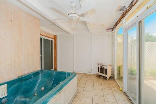 Hot Tub, Interior, Wooden Walls