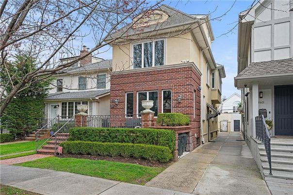 Exterior, Facade, Brick Facade, American Foursquare