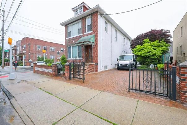 Exterior, Facade, Brick Facade, American Foursquare