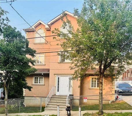 Exterior, Facade, Brownstone