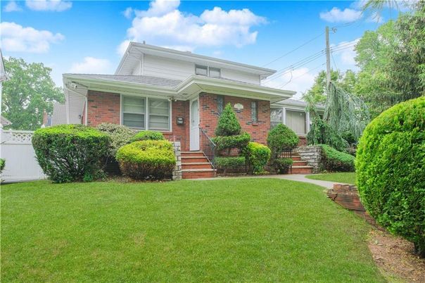 Exterior, Facade, Brick Facade, American Foursquare