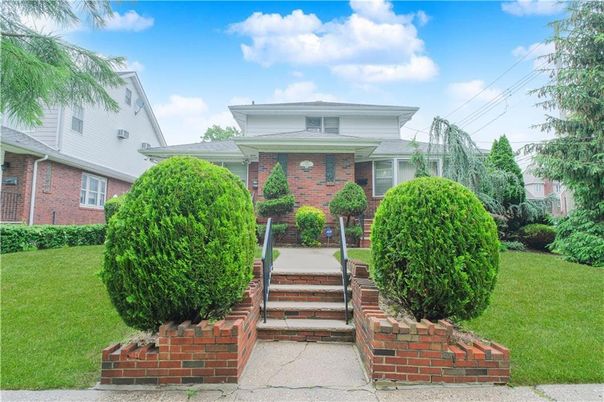 Exterior, Facade, Brick Facade, American Foursquare