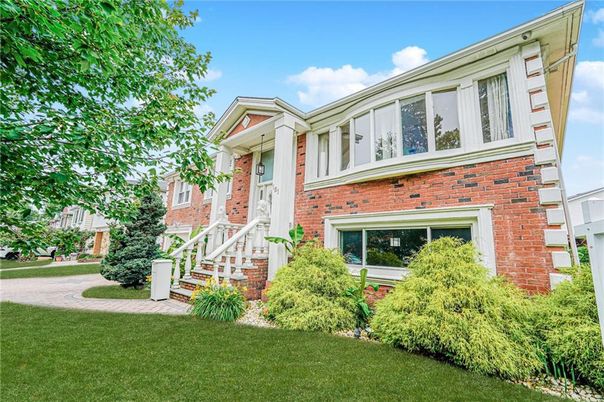 Exterior, Facade, Brick Facade, Rowhouse