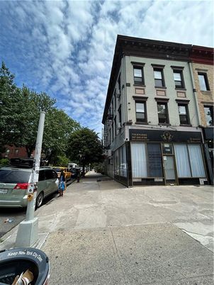 Exterior, Facade, Rowhouse