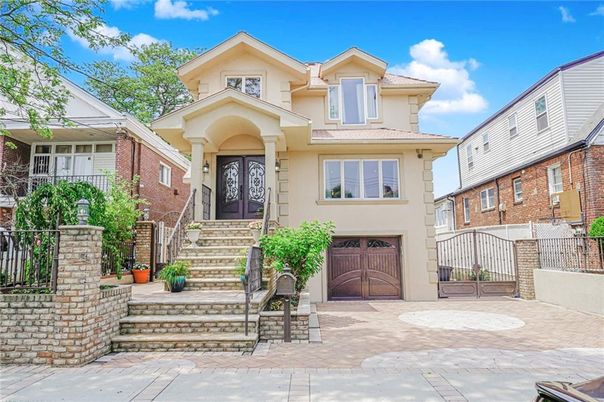 Attached, Exterior, Facade, Brick Facade, Queen Anne Victorian