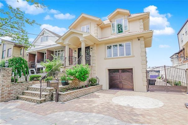 Attached, Exterior, Facade, Queen Anne Victorian