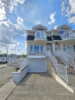 Attached, Exterior, Facade, Rowhouse