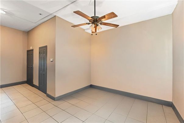 Empty room, Interior
