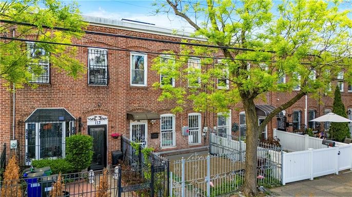 Exterior, Facade, Brick Facade, Rowhouse