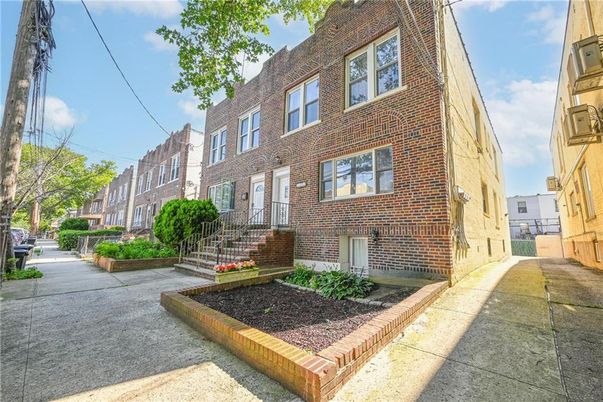 Exterior, Facade, Brick Facade, Rowhouse