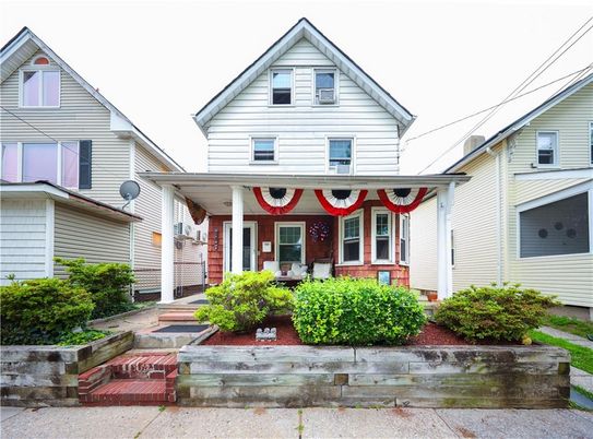 Exterior, Facade, Queen Anne Victorian