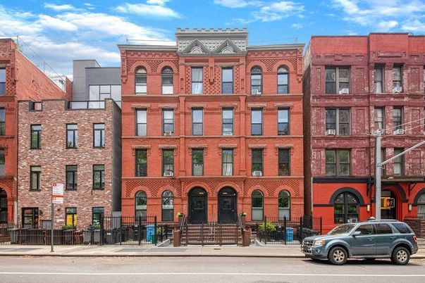 Exterior, Facade, Rowhouse