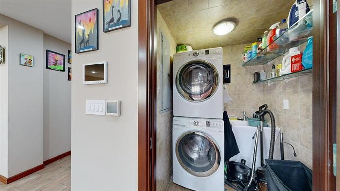Interior, Utility Closets, Washer, Wood Texture Flooring