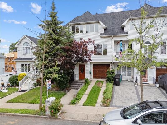 Attached, Exterior, Facade, Queen Anne Victorian