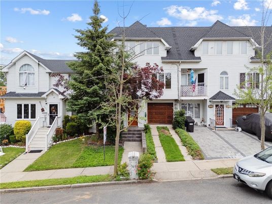 Attached, Exterior, Facade, Queen Anne Victorian