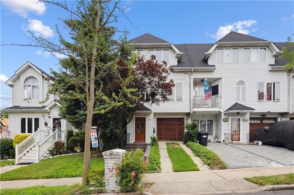 Attached, Exterior, Facade, Queen Anne Victorian