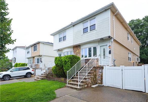 Exterior, Facade, Rowhouse
