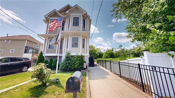 Exterior, Facade, Queen Anne Victorian
