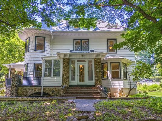 Exterior, Facade, American Foursquare
