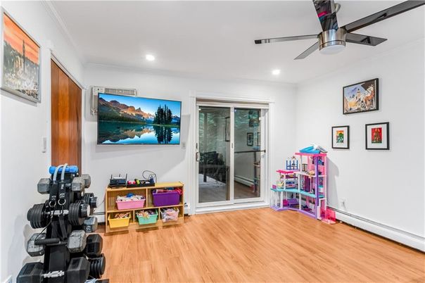 Fitness Equipment, Interior, Recessed Lighting, Wood Texture Flooring