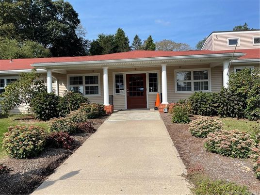 Exterior, Facade, Ranch