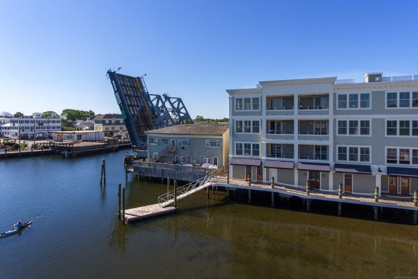 Exterior, Lake