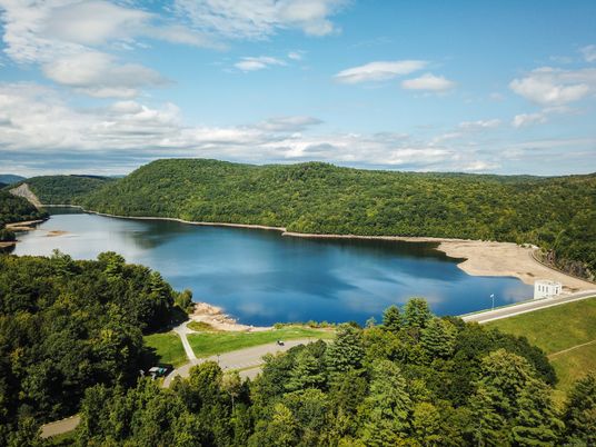 Exterior, Lake