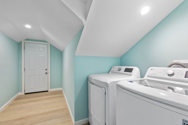 Interior, Recessed Lighting, Washer, Wood Texture Flooring