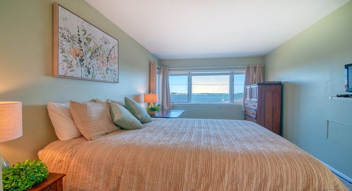 Bedroom, Interior, Water