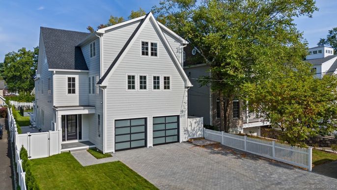 Attached, Exterior, Facade, Farmhouse