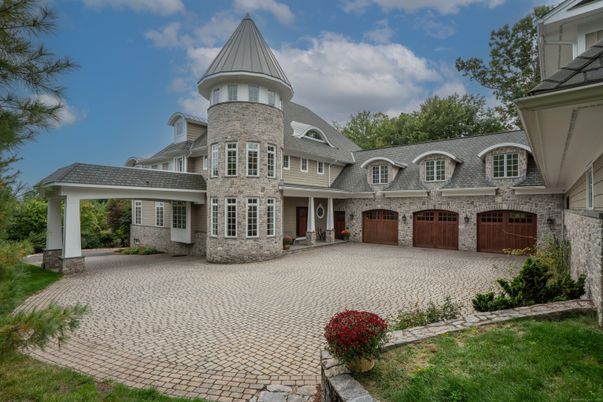 Attached, Exterior, Facade, Queen Anne Victorian
