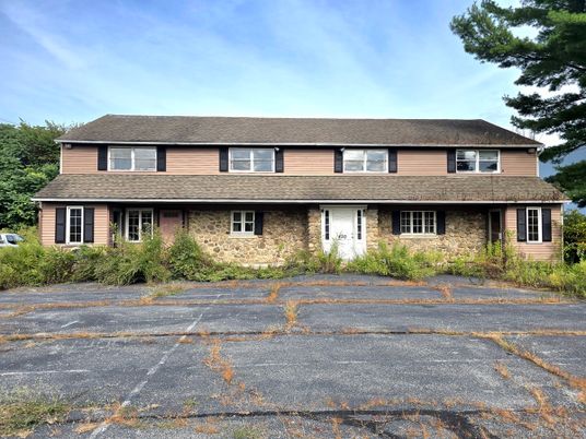 Exterior, Facade, Split Level