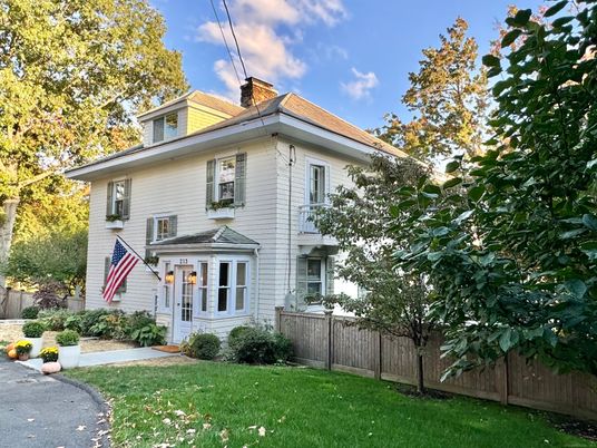 Exterior, Facade, American Foursquare
