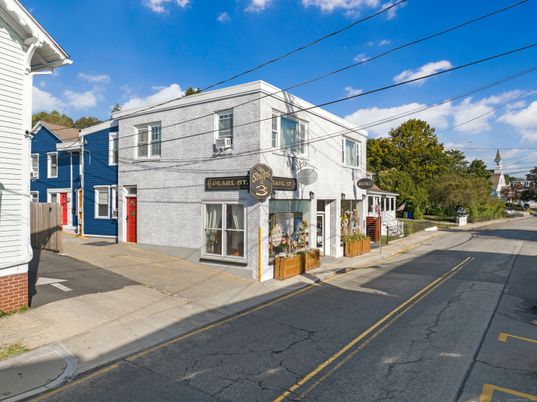 Exterior, Facade, Rowhouse