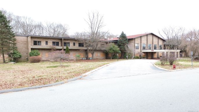 Backyard, Exterior, Facade, Brick Facade, Split Level