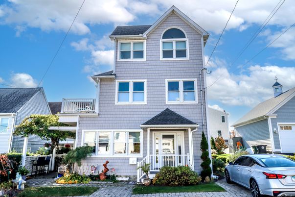 Exterior, Facade, Queen Anne Victorian