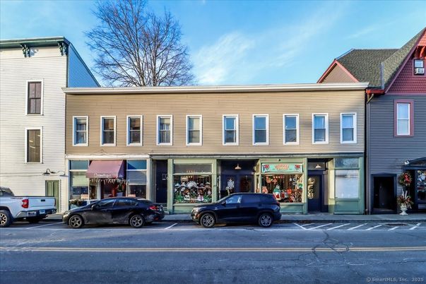 Exterior, Facade, Rowhouse