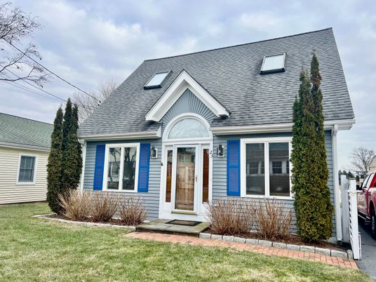 Exterior, Facade, Cape Cod