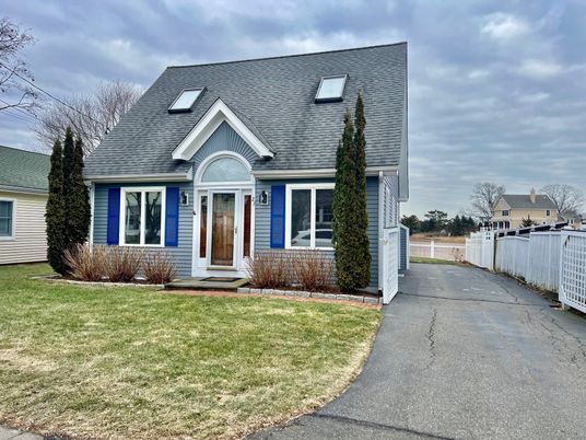 Exterior, Facade, Cape Cod