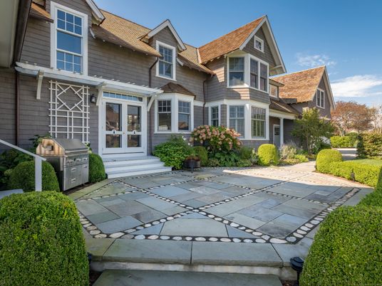 Exterior, Facade, Queen Anne Victorian
